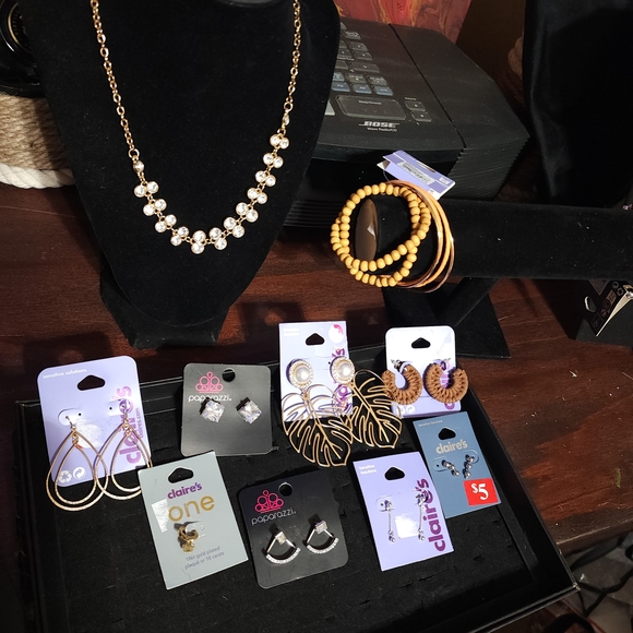 Elegant Jewelry Collection with Gold and Pearl Accents - Picture 5 of 5